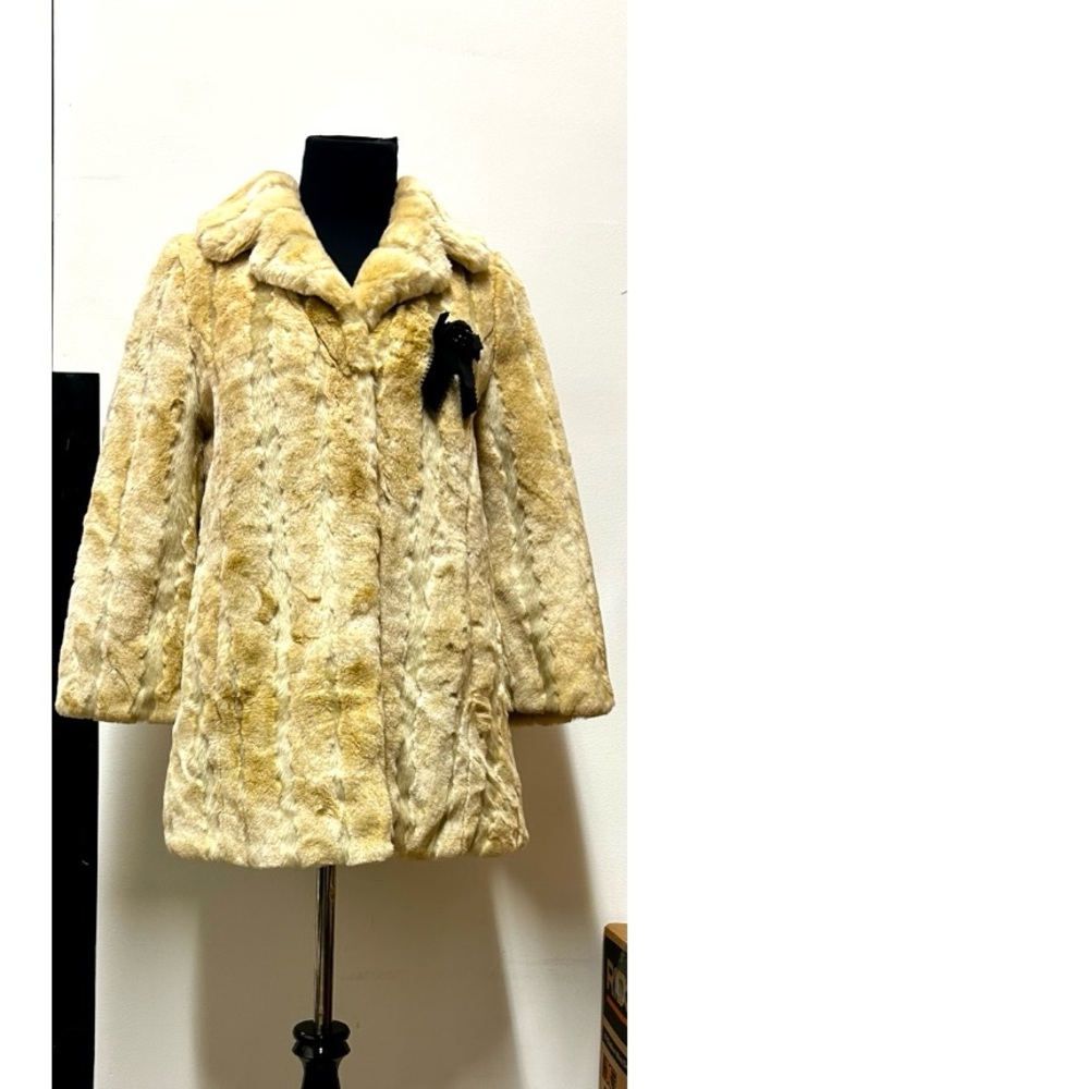 Juicy couture faux fur winter coat , quarter sleeve,size small, color cream